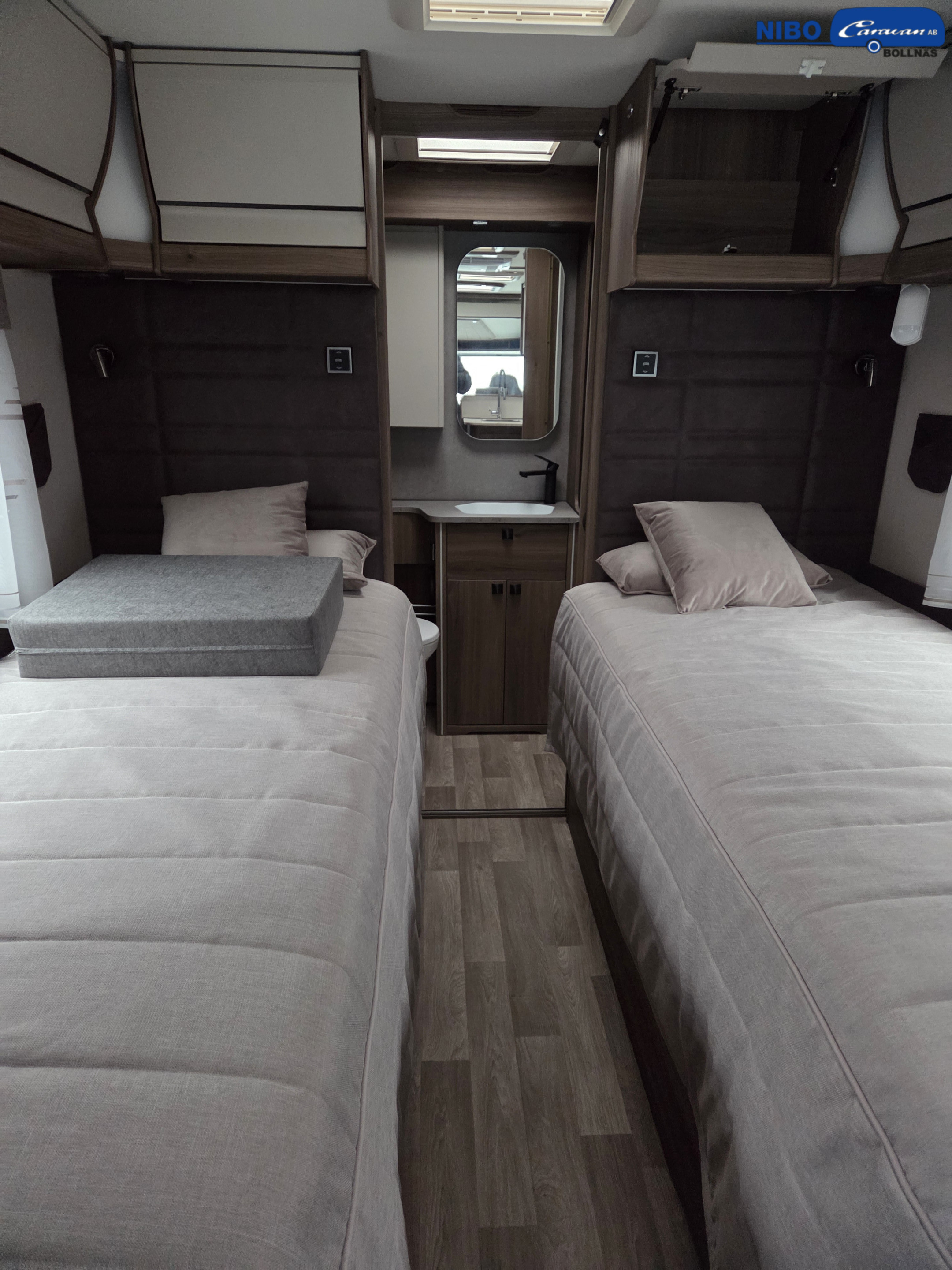 KABE Travel Master Intergrated 810 Imperial Tandem LT - KABE