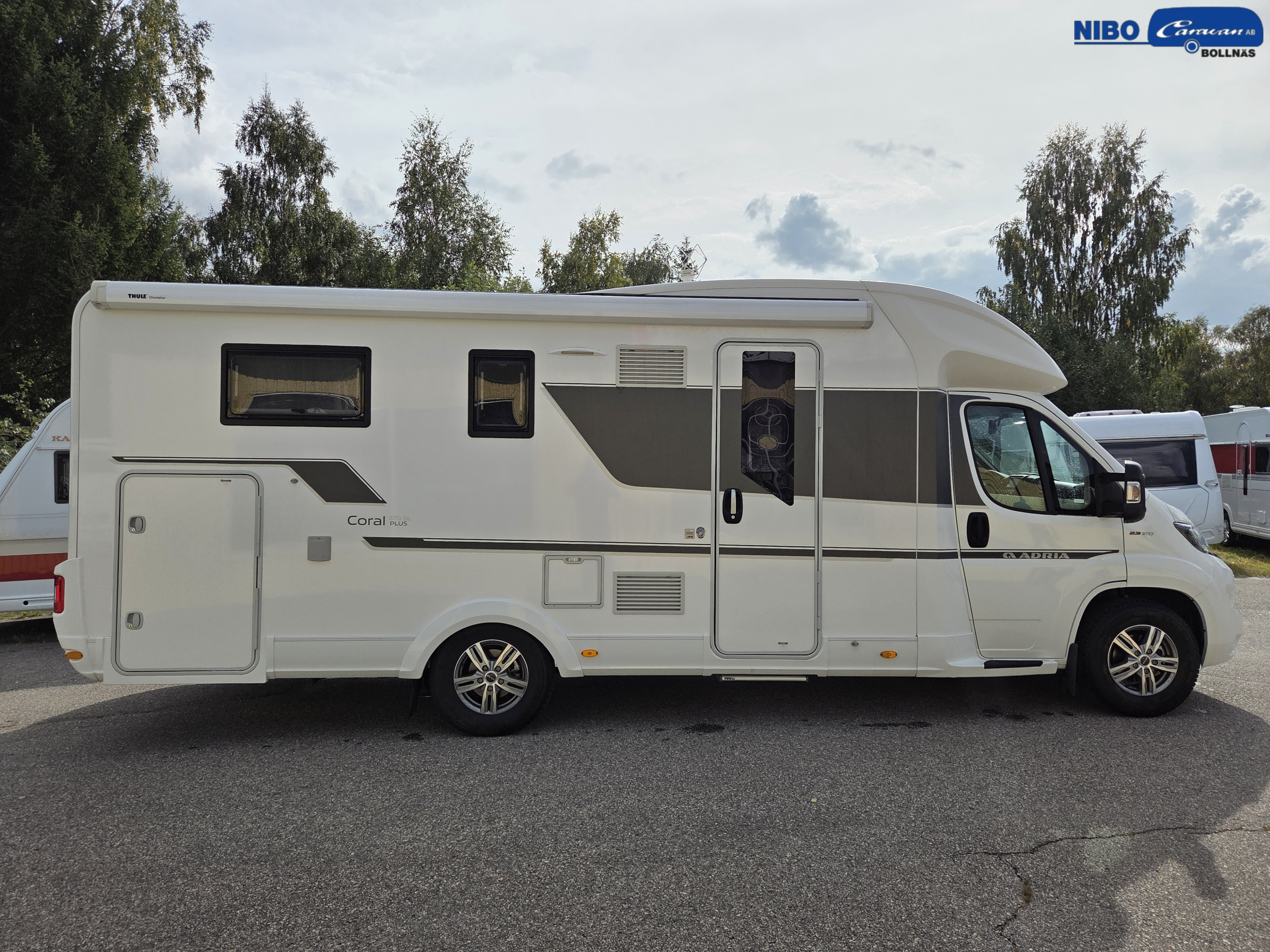 Adria CORAL S 670SL  (Hydrauliska stödben) - Adria