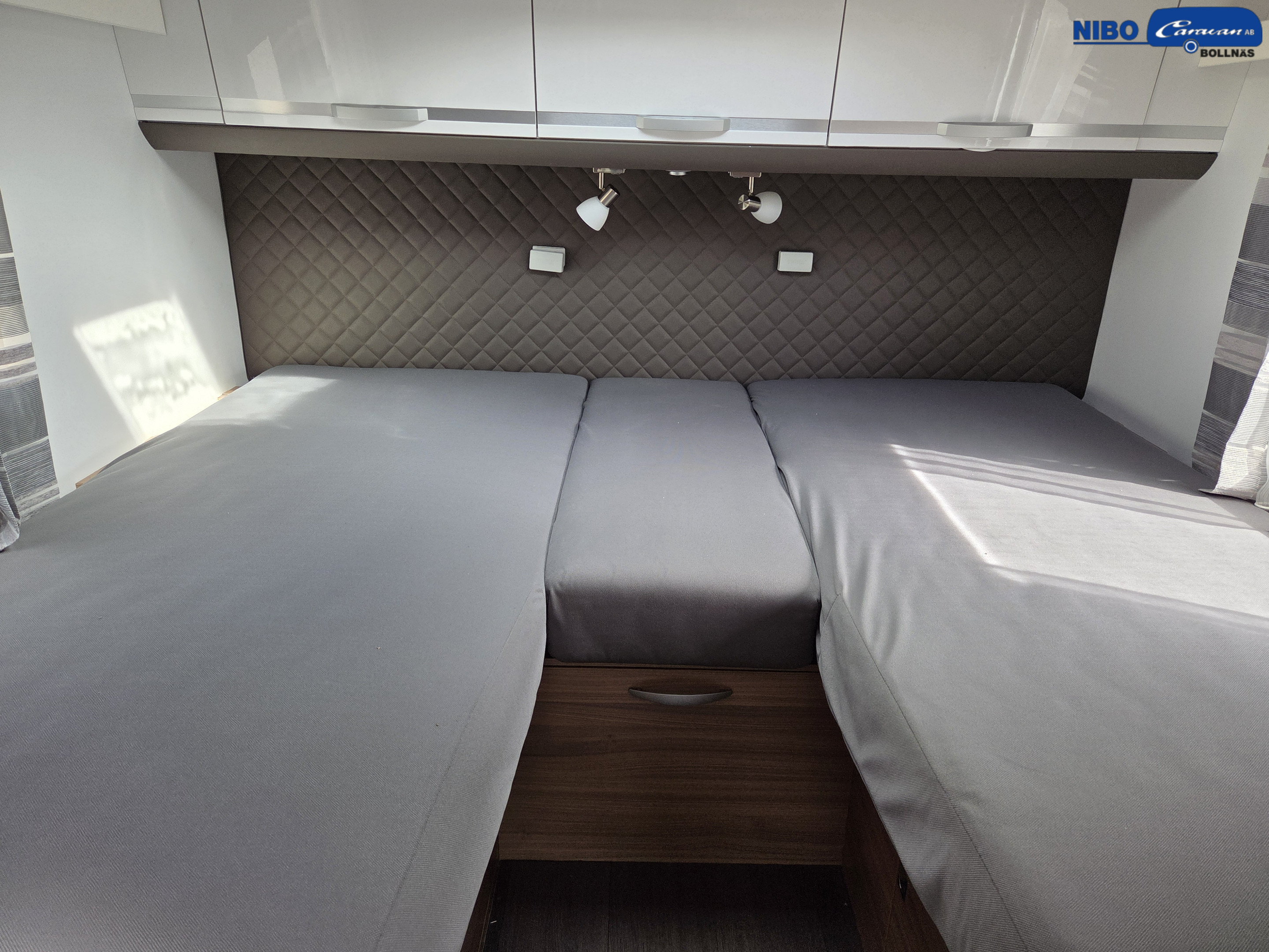 Adria CORAL S 670SL  (Hydrauliska stödben) - Adria