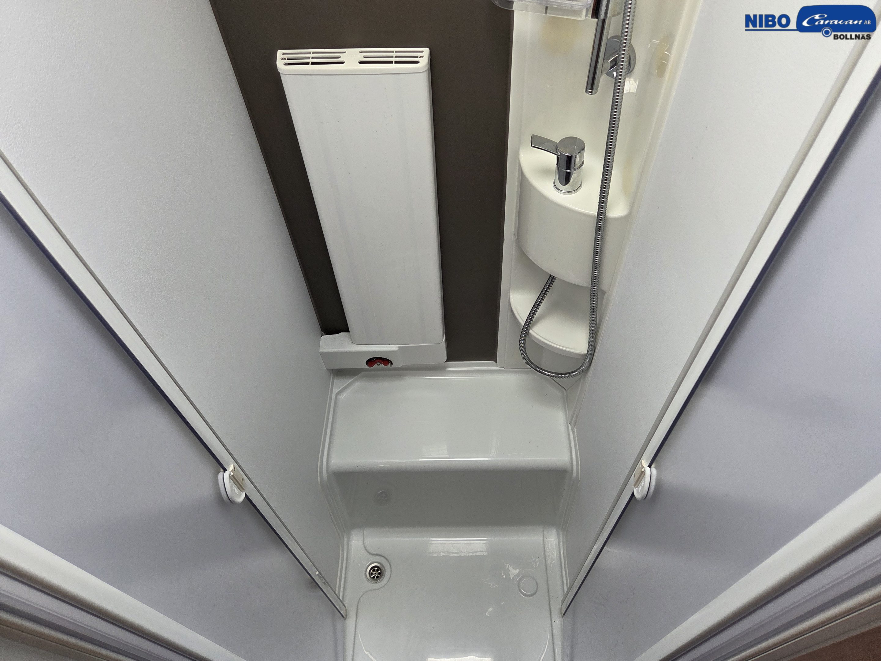 Adria CORAL S 670SL  (Hydrauliska stödben) - Adria